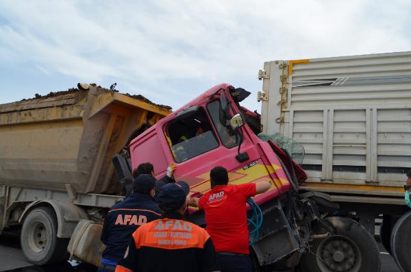 konya-yolunda-tir-kamyonla-carpisti-yarali-surucuyu-goruntulemek-icin-yaristilar-001.jpg