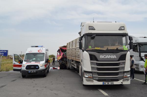 konya-yolunda-tir-kamyonla-carpisti-yarali-surucuyu-goruntulemek-icin-yaristilar-002.jpg