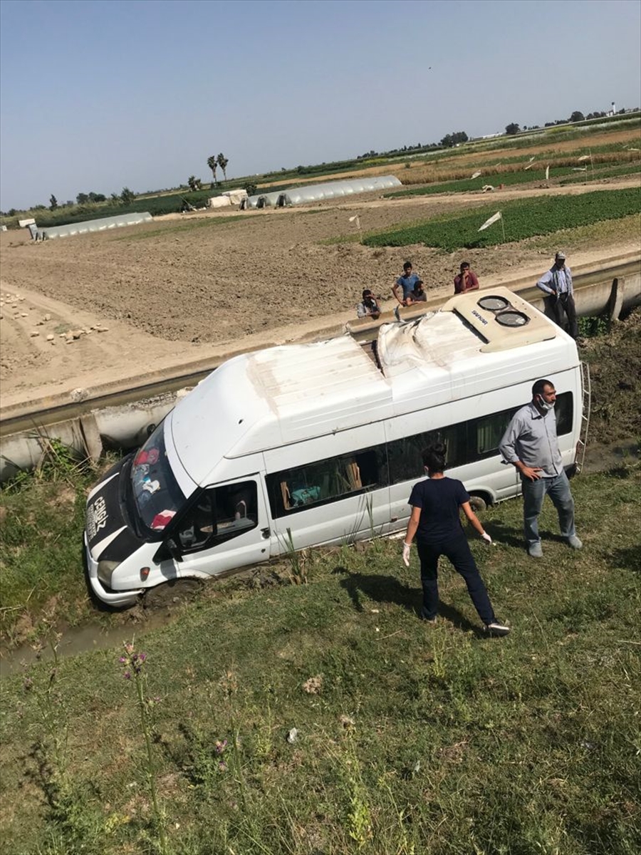 tarim-iscilerini-tasiyan-minibus-sarampole-devrildi-7-yarali.jpg
