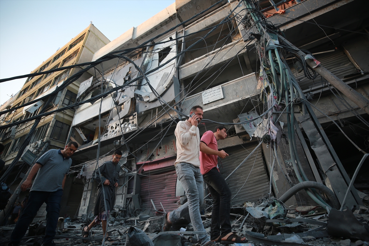 israil-gazzede-sivillerin-ikamet-ettigi-dairelerin-ve-ticari-ofislerin-bulundugu-14-katli-binayi-vurdu-003.jpg