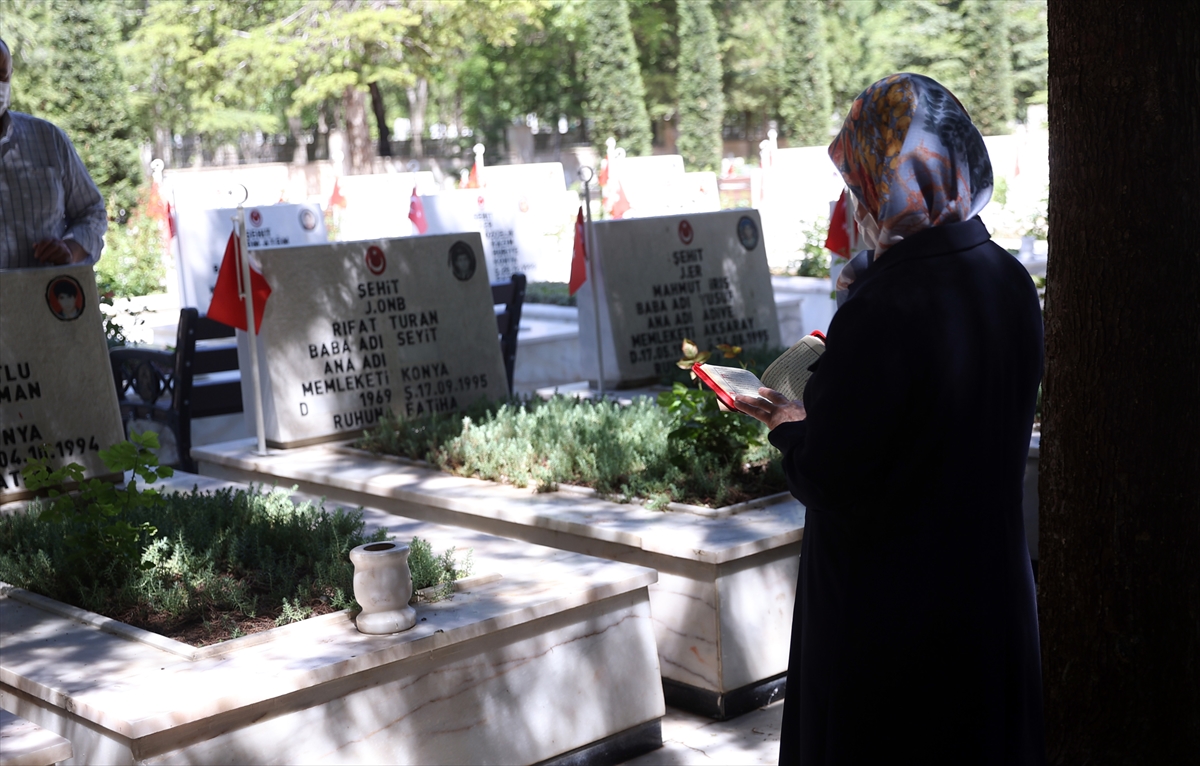 konya-sehitliginde-huzunlu-bayram-arifesi-1.jpg