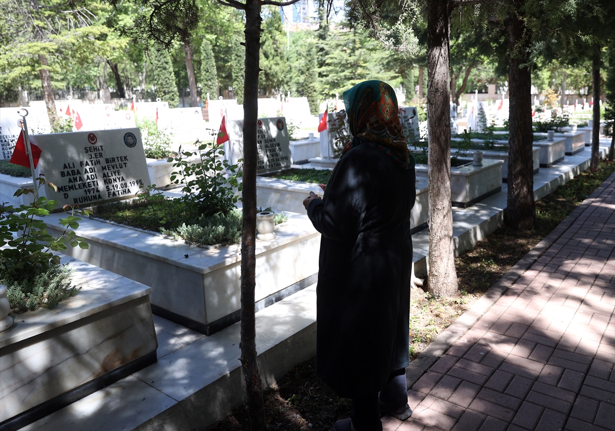 konya-sehitliginde-huzunlu-bayram-arifesi-3.jpg