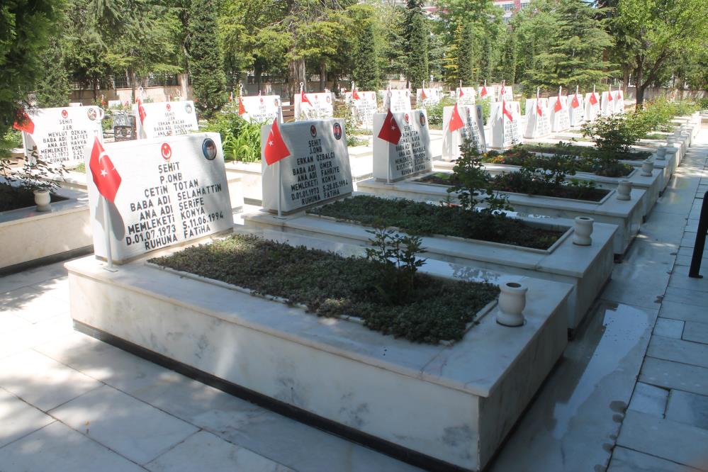 konya-sehitliginde-huzunlu-bayram-arifesi2.jpg