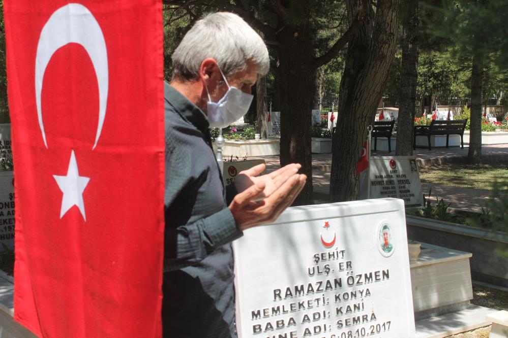 konya-sehitliginde-huzunlu-bayram-arifesi3.jpg