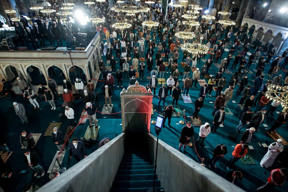 ayasofya-i-kebir-cami-i-serifinde-87-yil-sonra-ilk-ramazan-bayrami-namazi-18.jpg