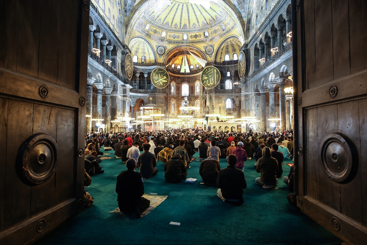 ayasofya-i-kebir-cami-i-serifinde-87-yil-sonra-ilk-ramazan-bayrami-namazi-27.jpg