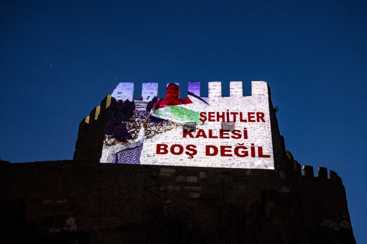 ankara-kalesi-filistine-destek-icin-isiklandirildi.jpg