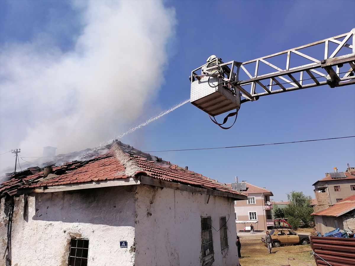 konyada-mustakil-evde-korkutan-yangin-3.jpg