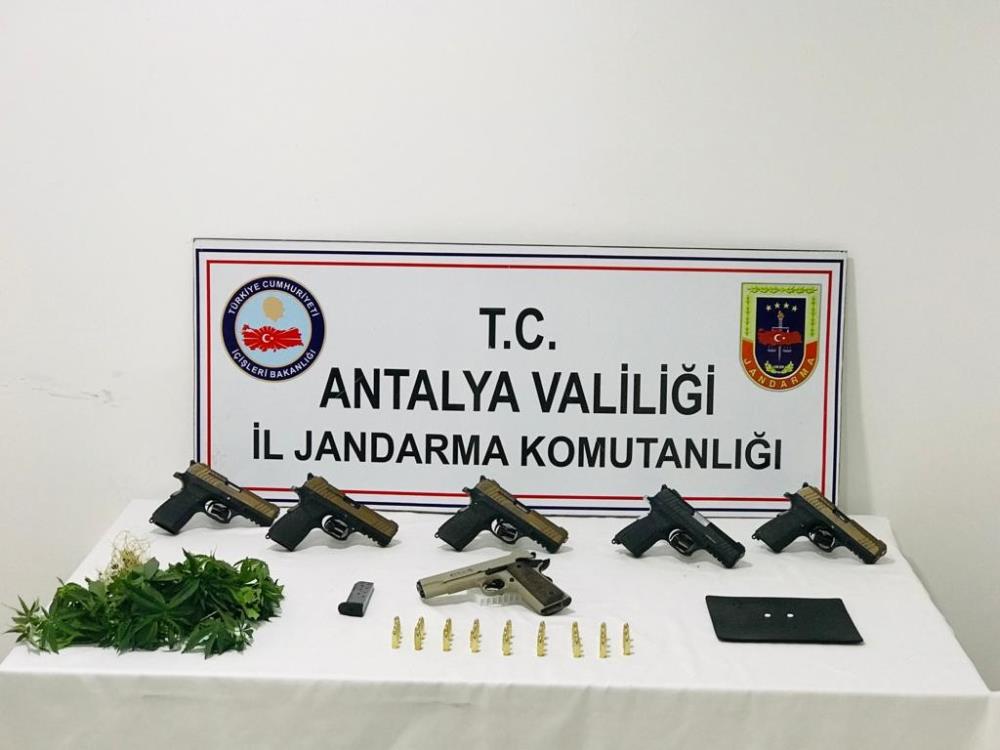 konyadan-aldigi-silahlari-antalyada-satiyordu-jandarma-yakaladi.jpeg