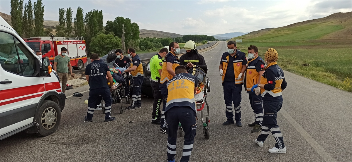 kontrolden-cikan-otomobil-1-kisi-oldu-3-kisi-yaralandi-3.jpg