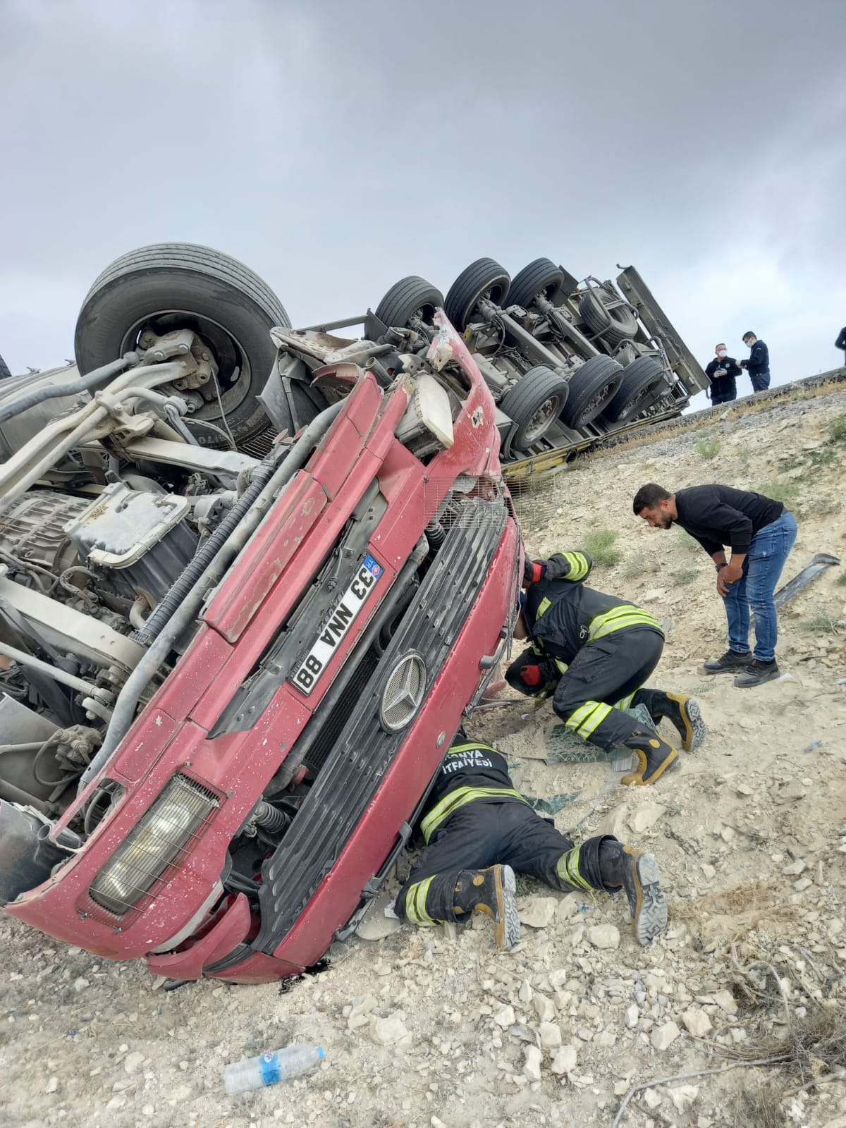 konyada-tir-devrildi-sikisan-yarali-surucuyu-itfaiye-kurtardi.jpeg