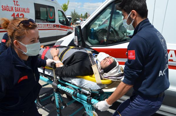 konyadan-akraba-ziyaretine-giden-aile-kaza-yapti-1-olu-2-yarali.jpg