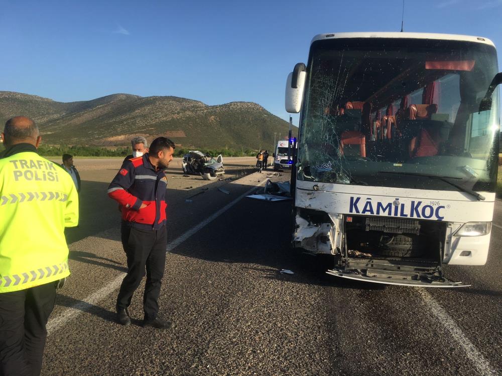 konya-yolunda-yolcu-otobusu-baska-bir-aracla-carpisti-olu-ve-yaralilar-var-001.jpg