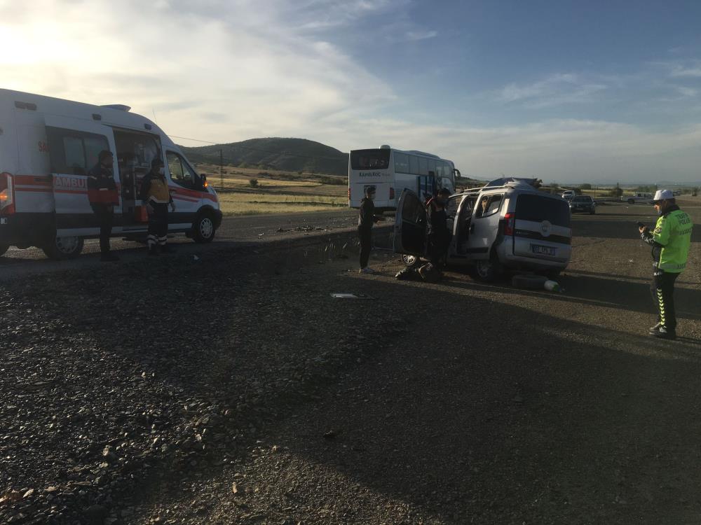 konya-yolunda-yolcu-otobusu-baska-bir-aracla-carpisti-olu-ve-yaralilar-var-002.jpg