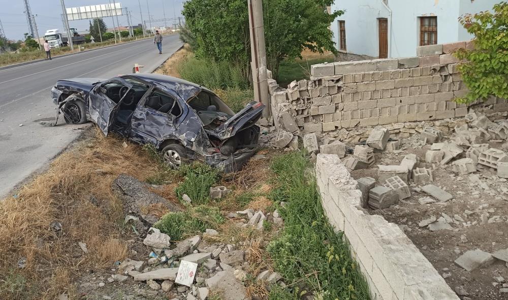 konya-yolunda-kaza-aracin-halini-gorenler-telefona-sarildi-surucu-burnu-bile-kanamadan-cikti-001.jpeg