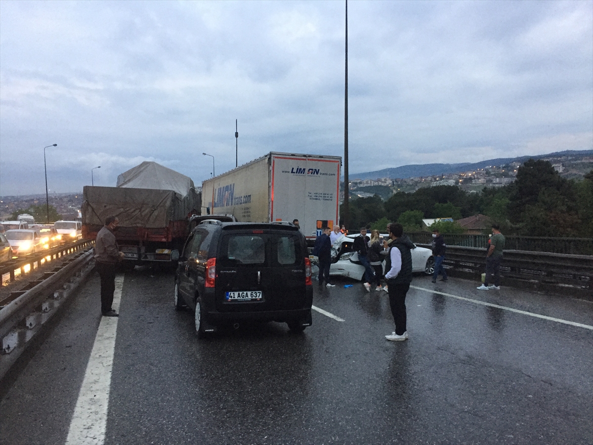 anadolu-otoyolunun-kocaeli-kesiminde-21-aracin-karistigi-zincirleme-trafik-kazasi-4.jpg