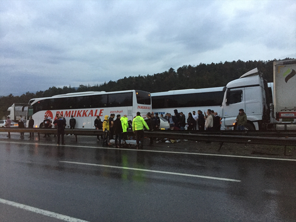 anadolu-otoyolunun-kocaeli-kesiminde-21-aracin-karistigi-zincirleme-trafik-kazasi-5-001.jpg