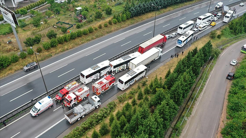 anadolu-otoyolunun-kocaeli-kesiminde-21-aracin-karistigi-zincirleme-trafik-kazasi.jpg