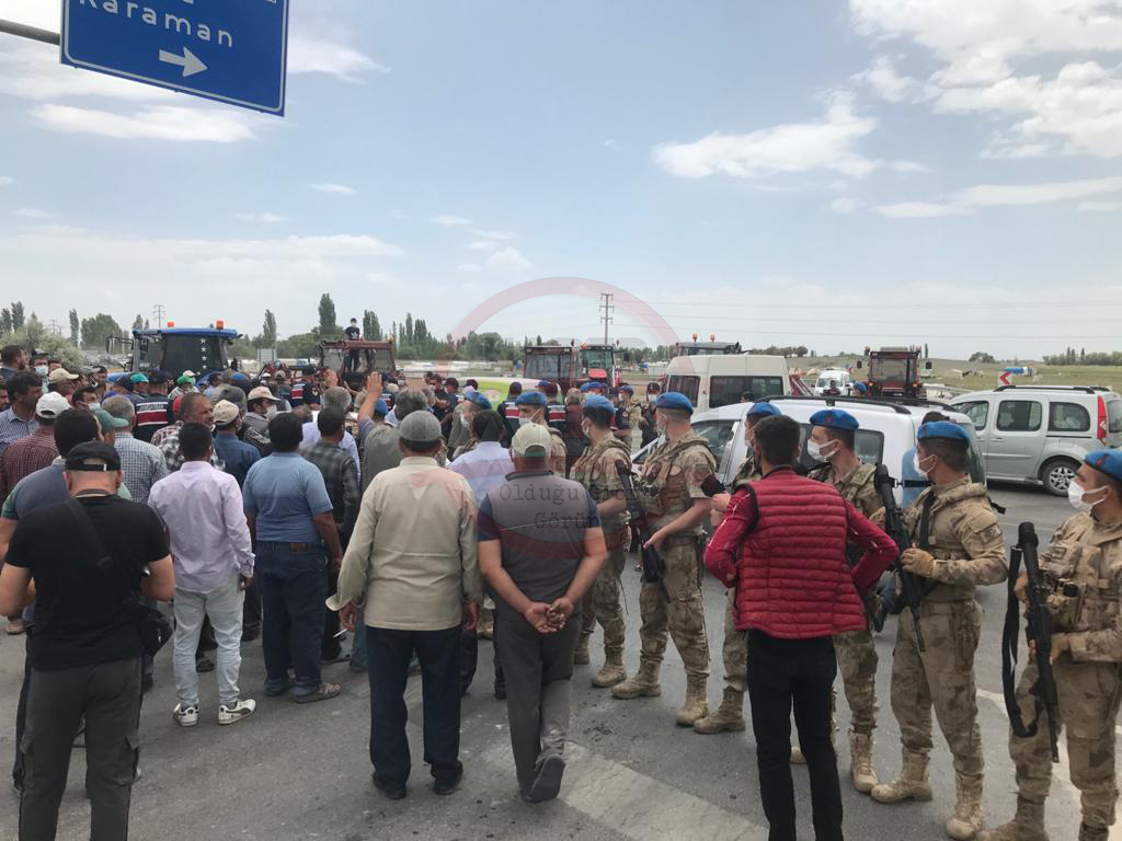 konyada-ciftciler-kara-yolunu-trafige-kapatti-003.jpg