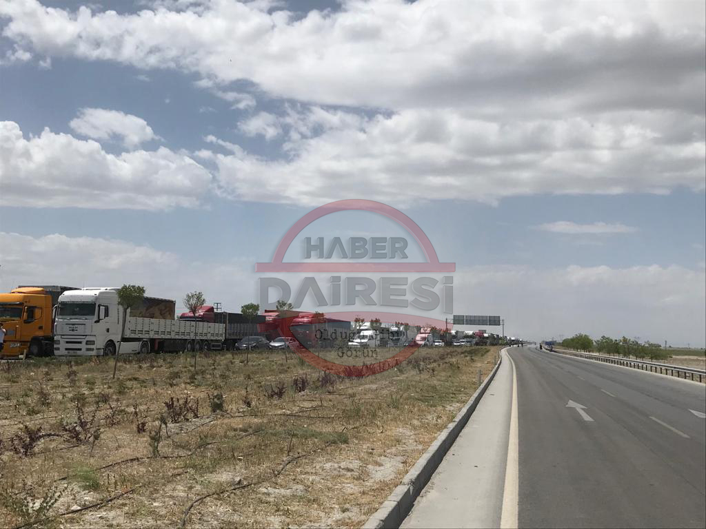 konyada-ciftciler-kara-yolunu-trafige-kapatti-008.jpg