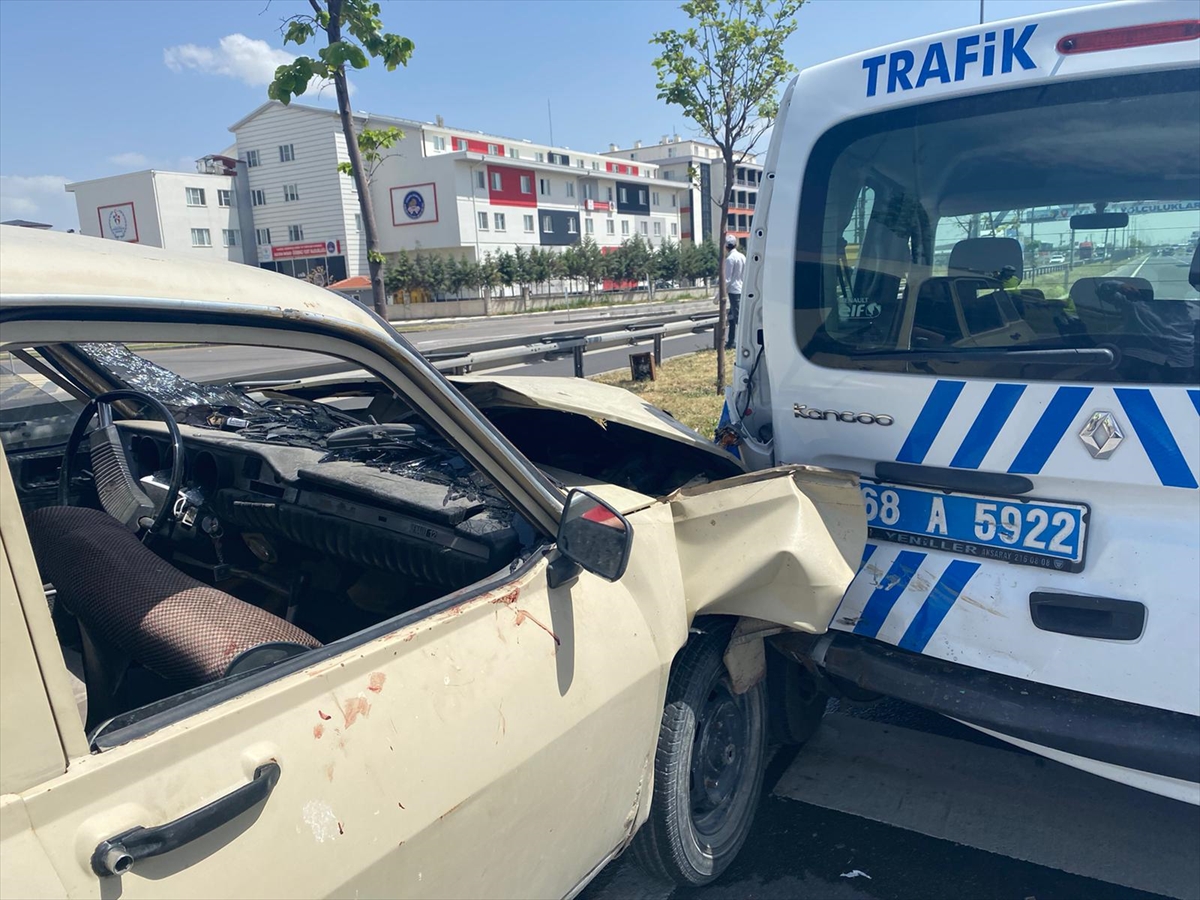 surucusu-dur-ihtarina-uymayan-otomobil-polis-aracina-carpti-4.jpg
