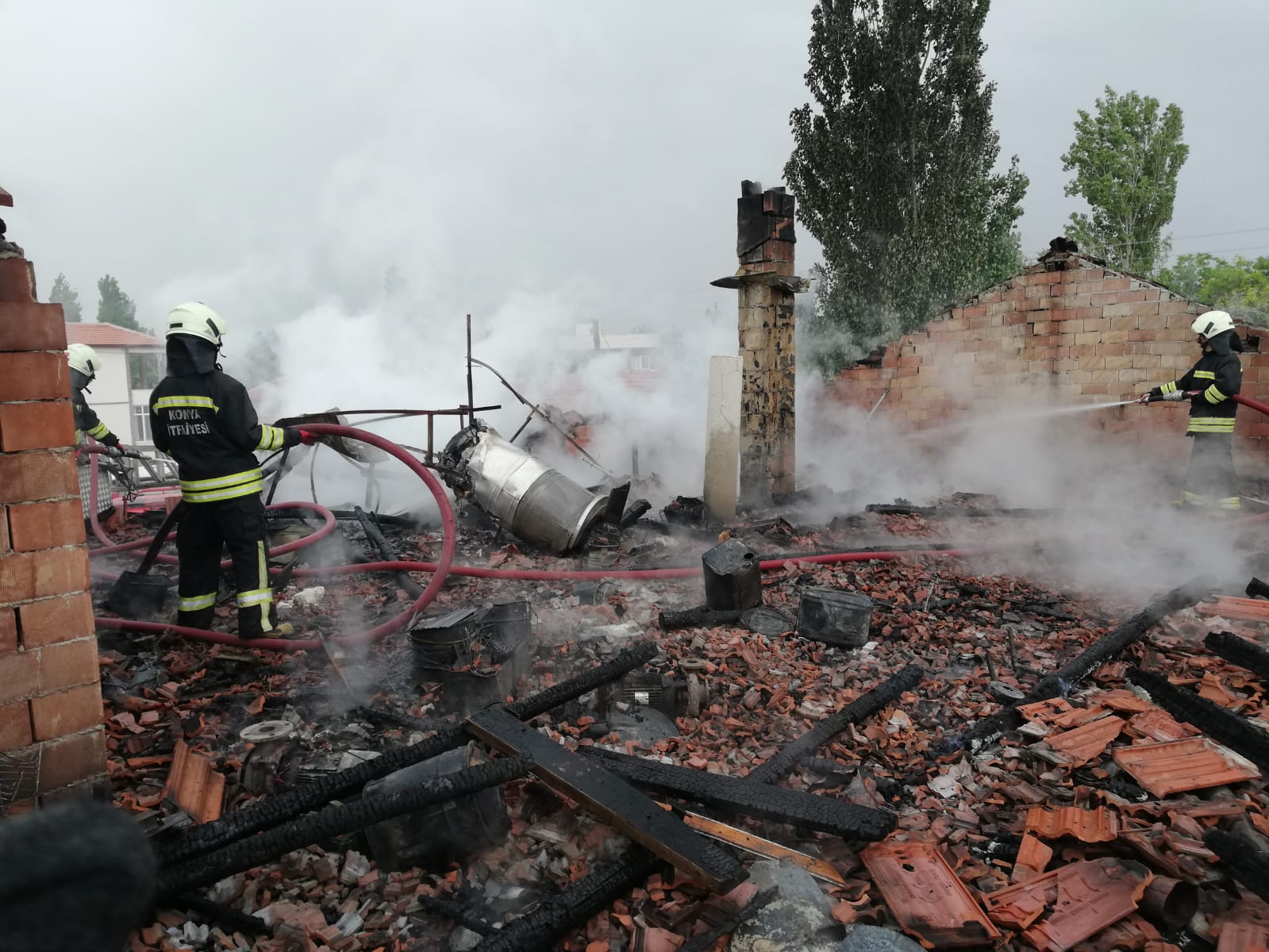 konyada-yangin-evin-catisi-kul-oldu.jpeg