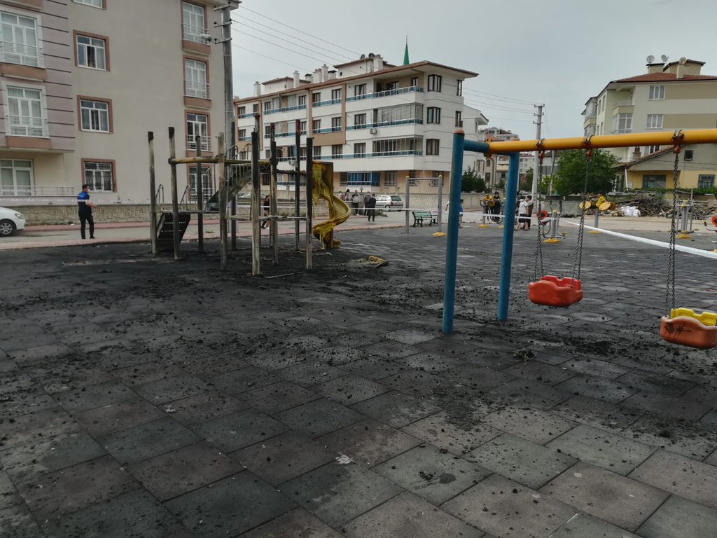 cocuklarin-oyun-alanini-bu-hale-getirdiler-baskan-kilcadan-hem-tepki-hem-mujde-geldi.jpg