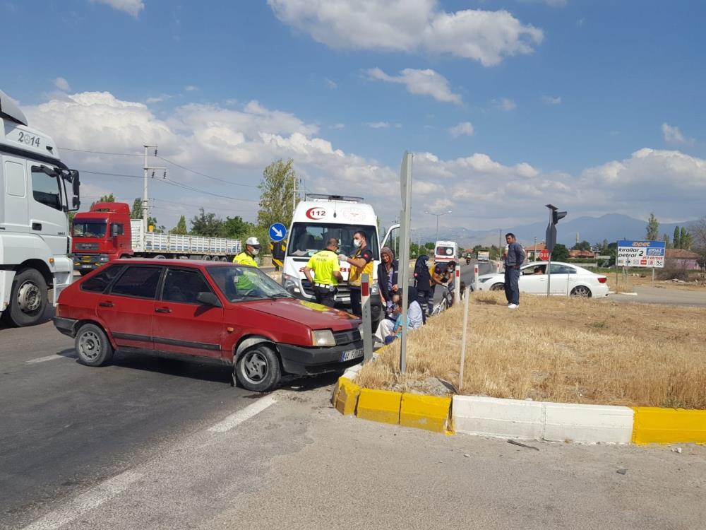 konyada-polis-kazada-yaralanan-bisikletli-kizi-ambulansa-bindirmek-icin-uzun-sure-dil-doktu-003.jpg