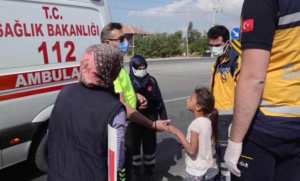 konyada-polis-kazada-yaralanan-bisikletli-kizi-ambulansa-bindirmek-icin-uzun-sure-dil-doktu.jpg