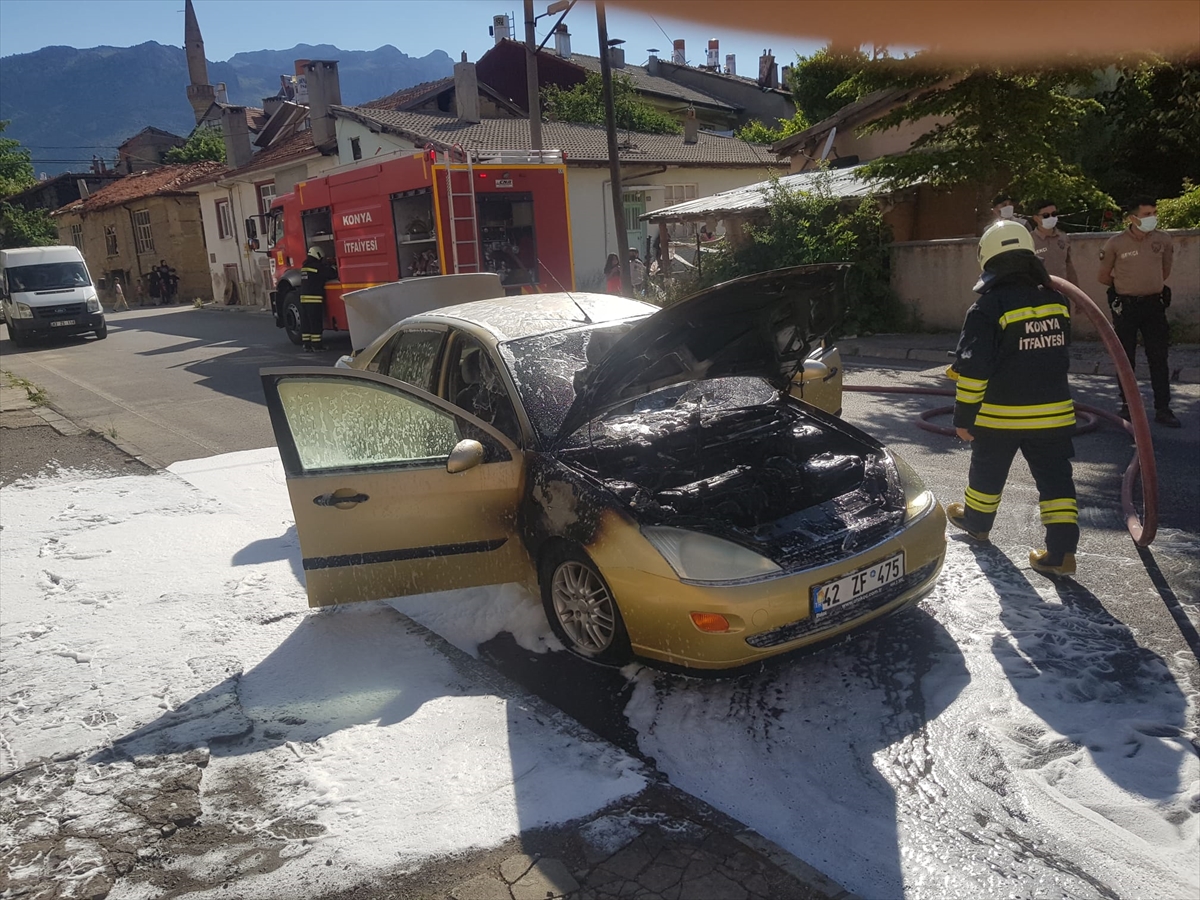 konyada-seyir-halindeki-otomobil-aniden-alev-aldi-2.jpg