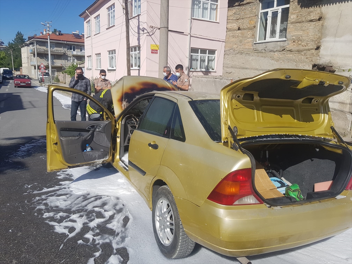 konyada-seyir-halindeki-otomobil-aniden-alev-aldi-4.jpg
