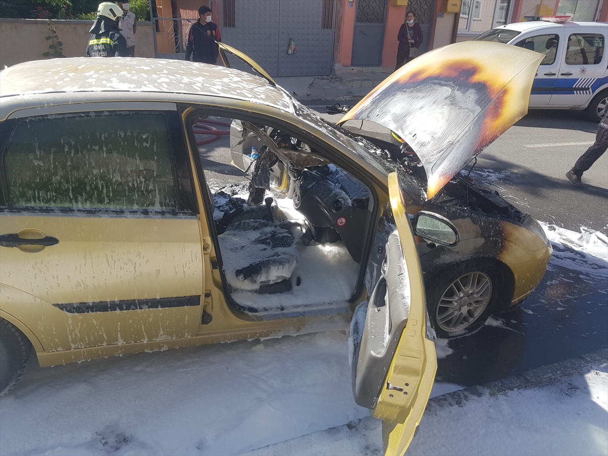 konyada-seyir-halindeki-otomobil-aniden-alev-aldi-5.jpg