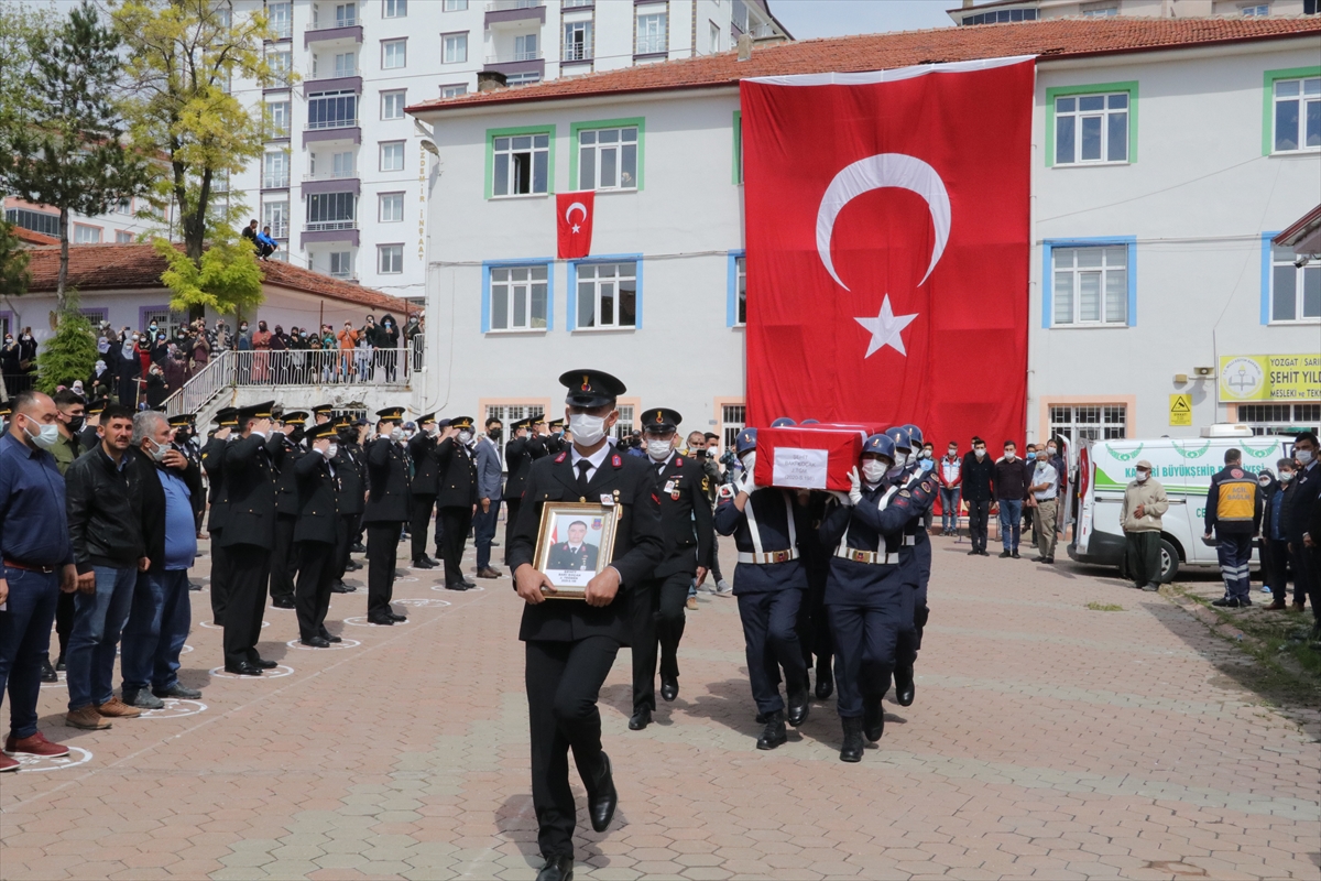 sehit-jandarma-tegmen-baki-kocak-memleketinde-son-yolculuguna-ugurlandi-5.jpg