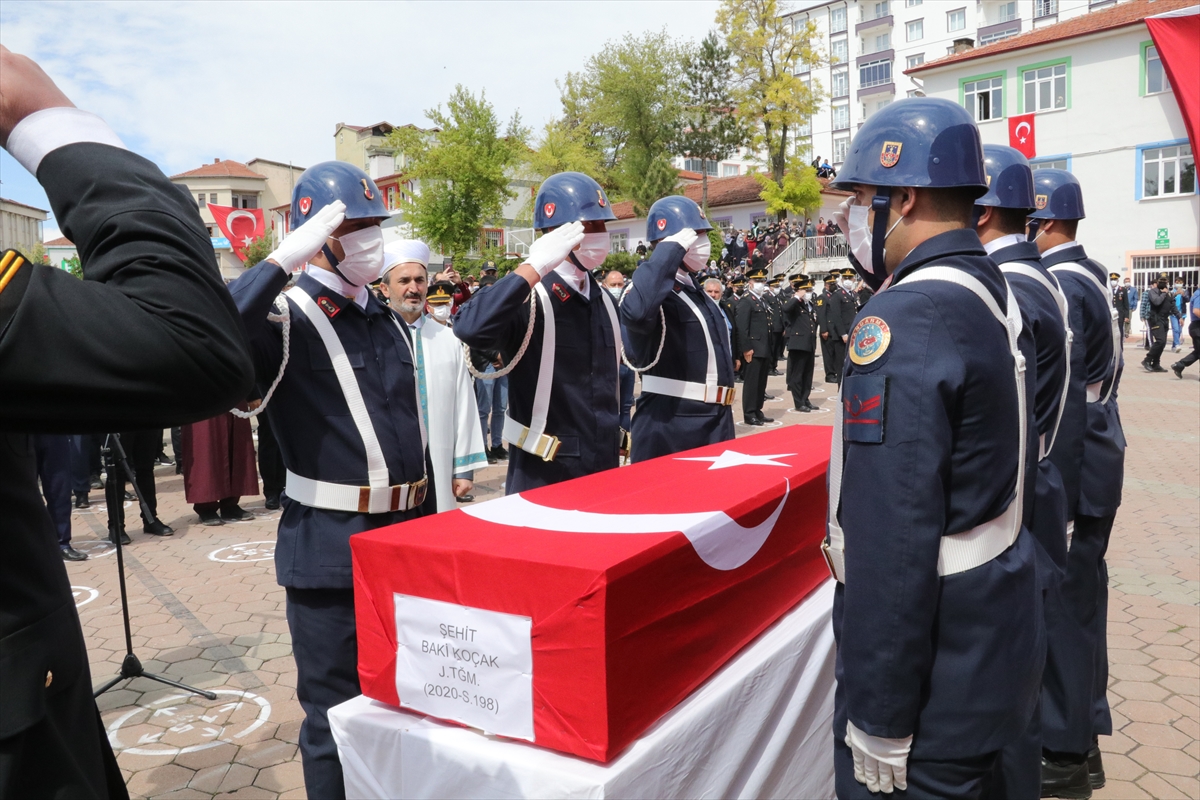 sehit-jandarma-tegmen-baki-kocak-memleketinde-son-yolculuguna-ugurlandi-6.jpg