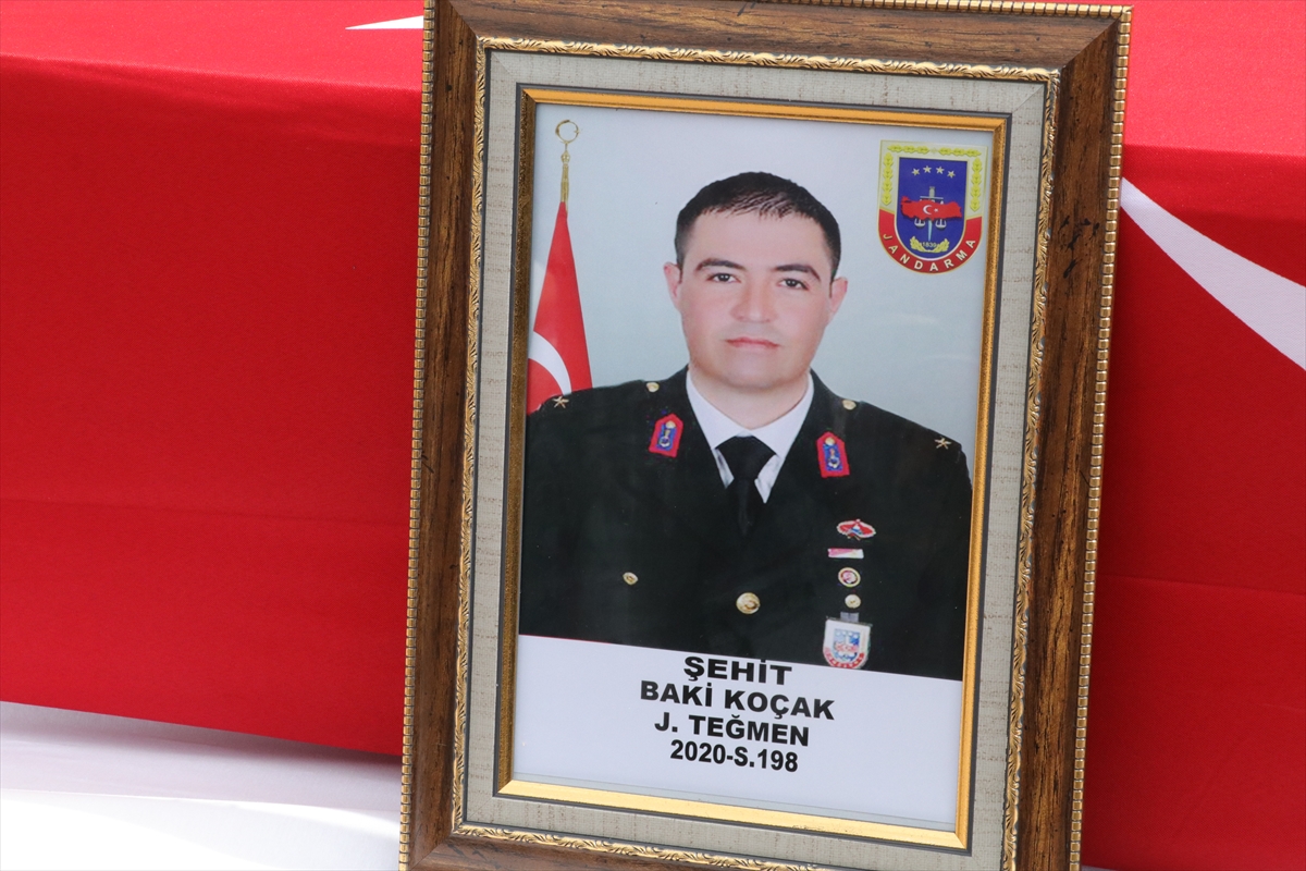 sehit-jandarma-tegmen-baki-kocak-memleketinde-son-yolculuguna-ugurlandi-7.jpg