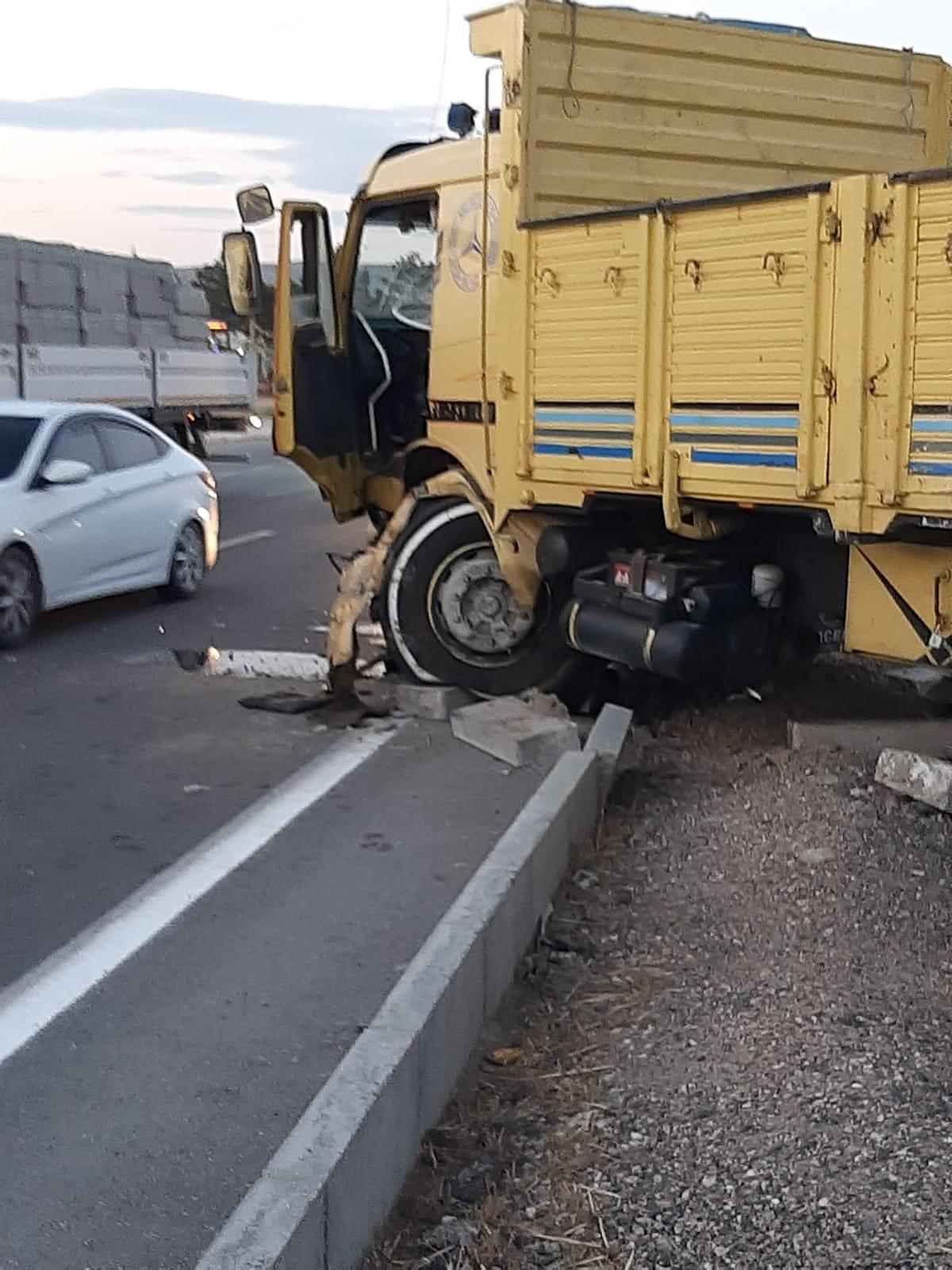 konyada-feci-kaza-otomobil-kamyonla-carpisti-2-olu-1-agir-yarali-002.jpeg