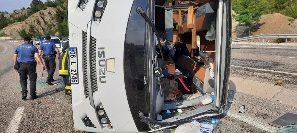 tur-otobusu-devrildi-cok-sayida-yarali-ogrenci-var.jpg