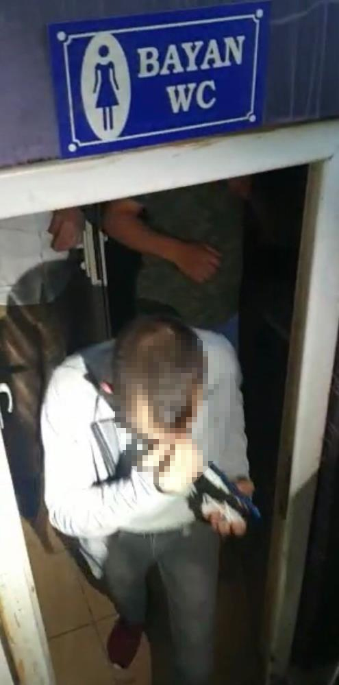 polise-yakalanmamak-icin-bayanlar-tuvaleti-ile-sahne-altina-saklandilar2.jpg