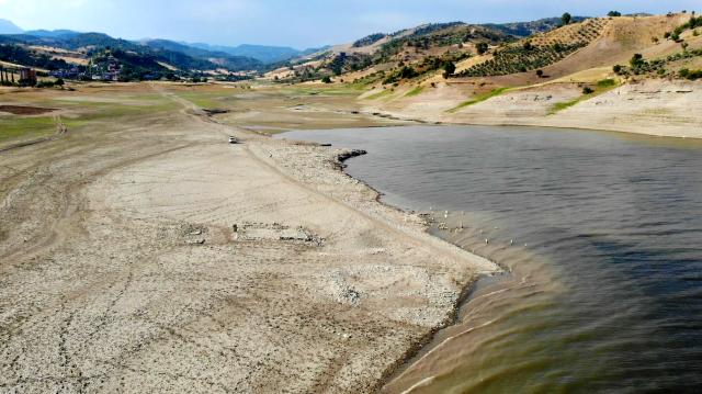baraj-suyu-cekilince-gun-yuzune-cikti-sasiran-koyle-gelip-yakinlarina-dua-ediyor.jpg