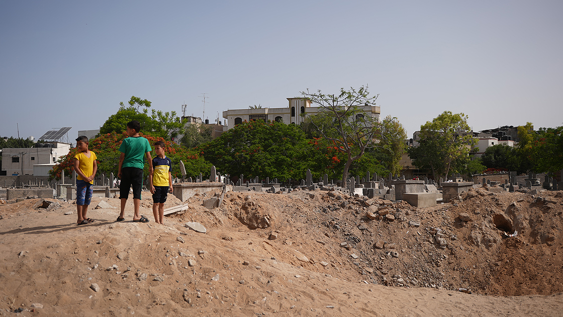israil-filistinlileri-mezarlarinda-bile-rahat-birakmadi1.jpg