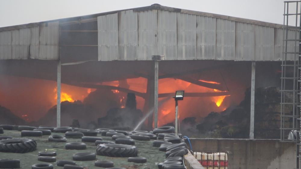 buyukbas-hayvan-ciftligindeki-saman-balyalarinda-cikan-yangin-42-saatte-sondurulebildi1.jpg