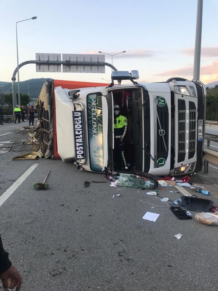 kontrolden-cikarak-devrilen-kurbanlik-yuklu-tira-otomobil-carpti2.jpg