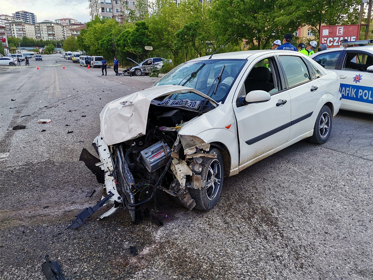 kazada-savrulan-otomobil-durakta-bekleyen-yayaya-carpti-4.jpg