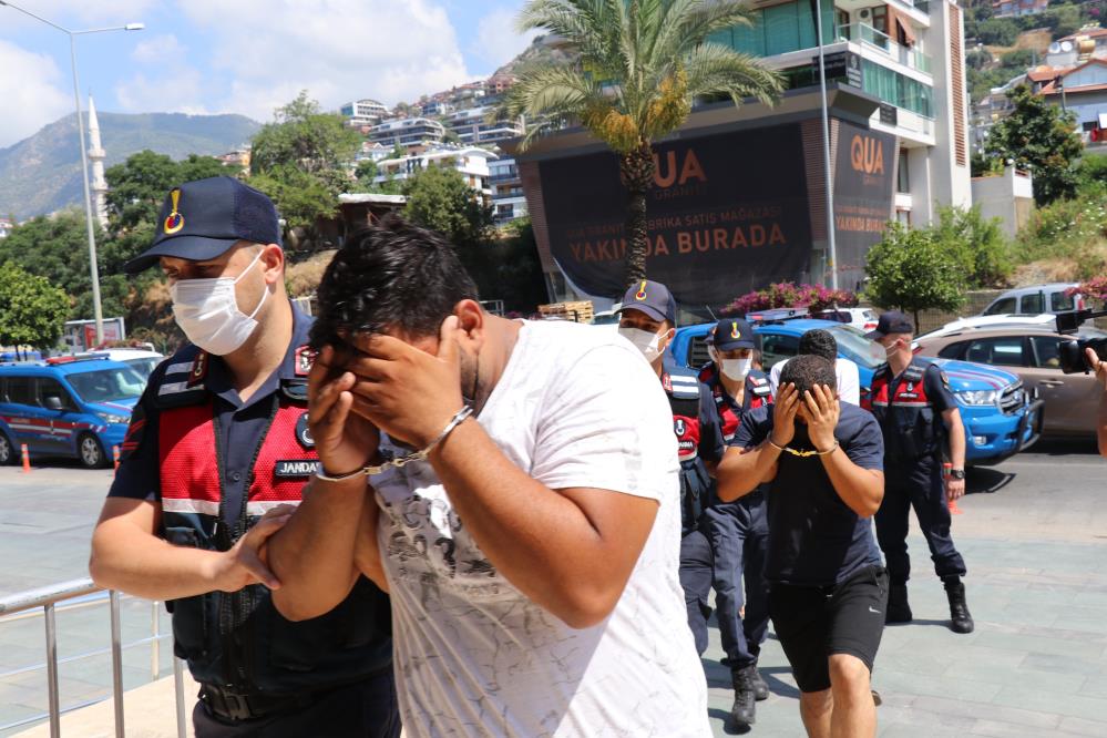 jandarmadan-gocmen-kacakciligi-operasyonu-7-zanlidan-2si-konyada-yakalandi-003.jpg
