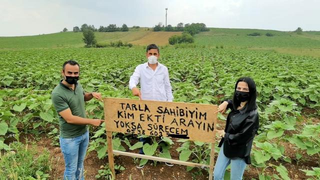kendisinden-habersiz-tarlasini-eken-kisiye-astigi-tabelayla-mesaj-gonderdi.jpg