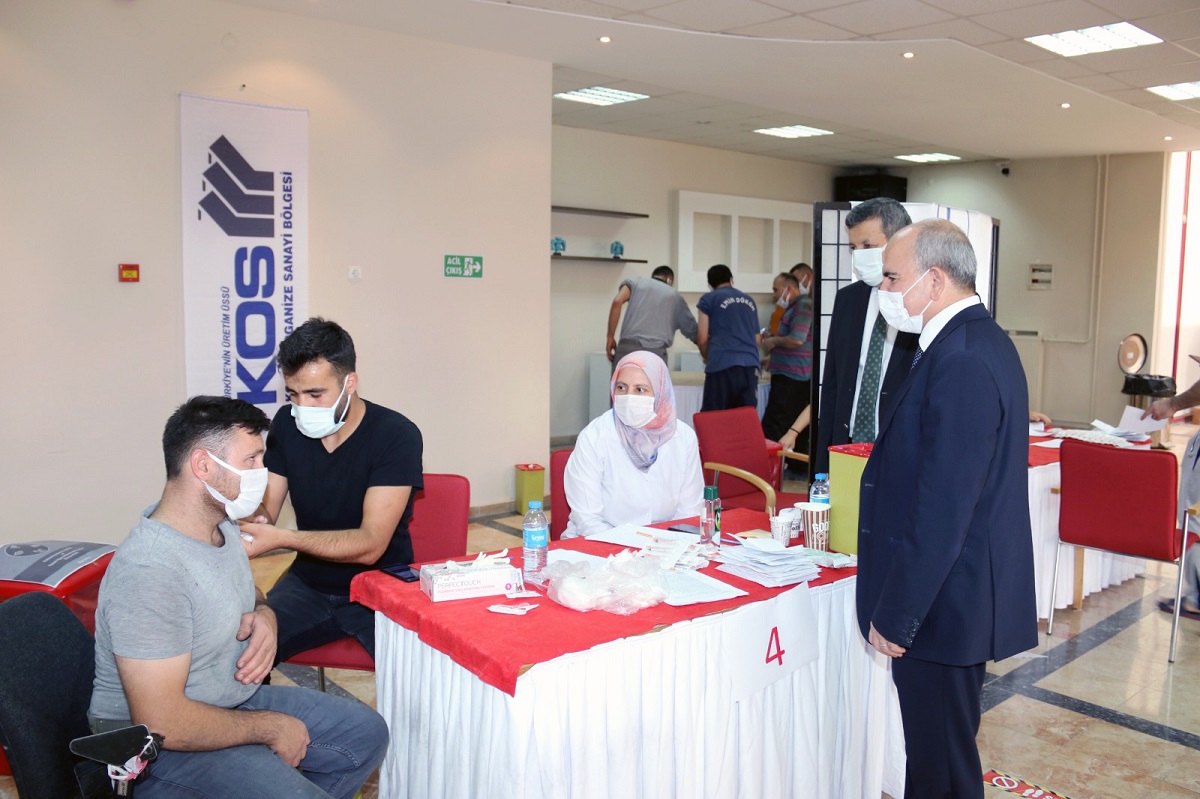 konyada-sanayi-calisanlari-kovid-19a-karsi-hizla-asilaniyor-5.jpg