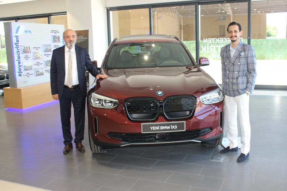 yeni-bmw-ix3-koprulu-oto-showroomunda.jpg