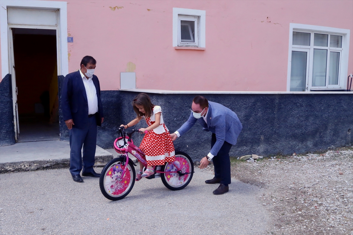 konyanin-bisikletin-yaygin-olmadigi-ilcesinde-cocuklarin-yuzu-kaymakamligin-surpriziyle-guldu-3.jpg