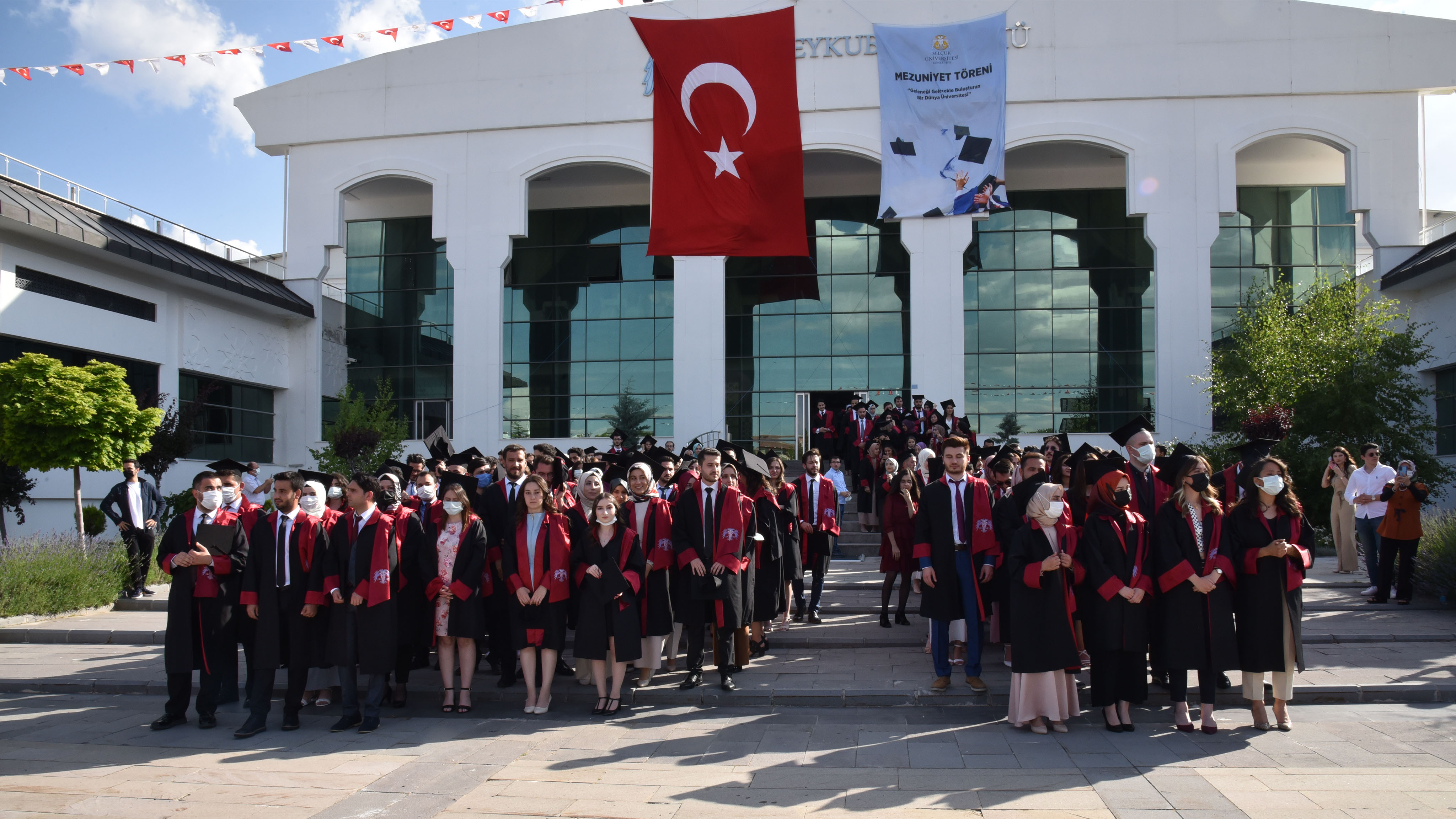 selcuk-universitesi-tip-fakultesinde-mezuniyet-coskusu-8.jpg