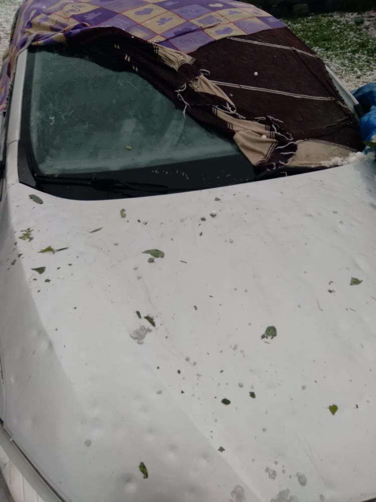 battaniyeler-ise-yaramadi-ceviz-buyuklugundeki-dolu-araclarin-camlarini-kirildi-001.jpg